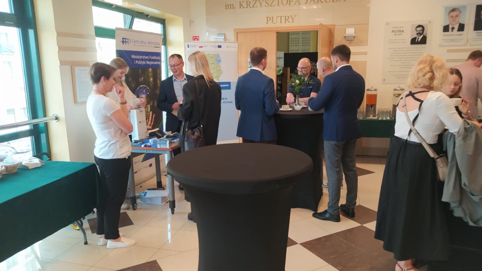 konferencja Inwestycje w formule ESCO. Widok na hol i i rozmowy kuluarowe uczestników