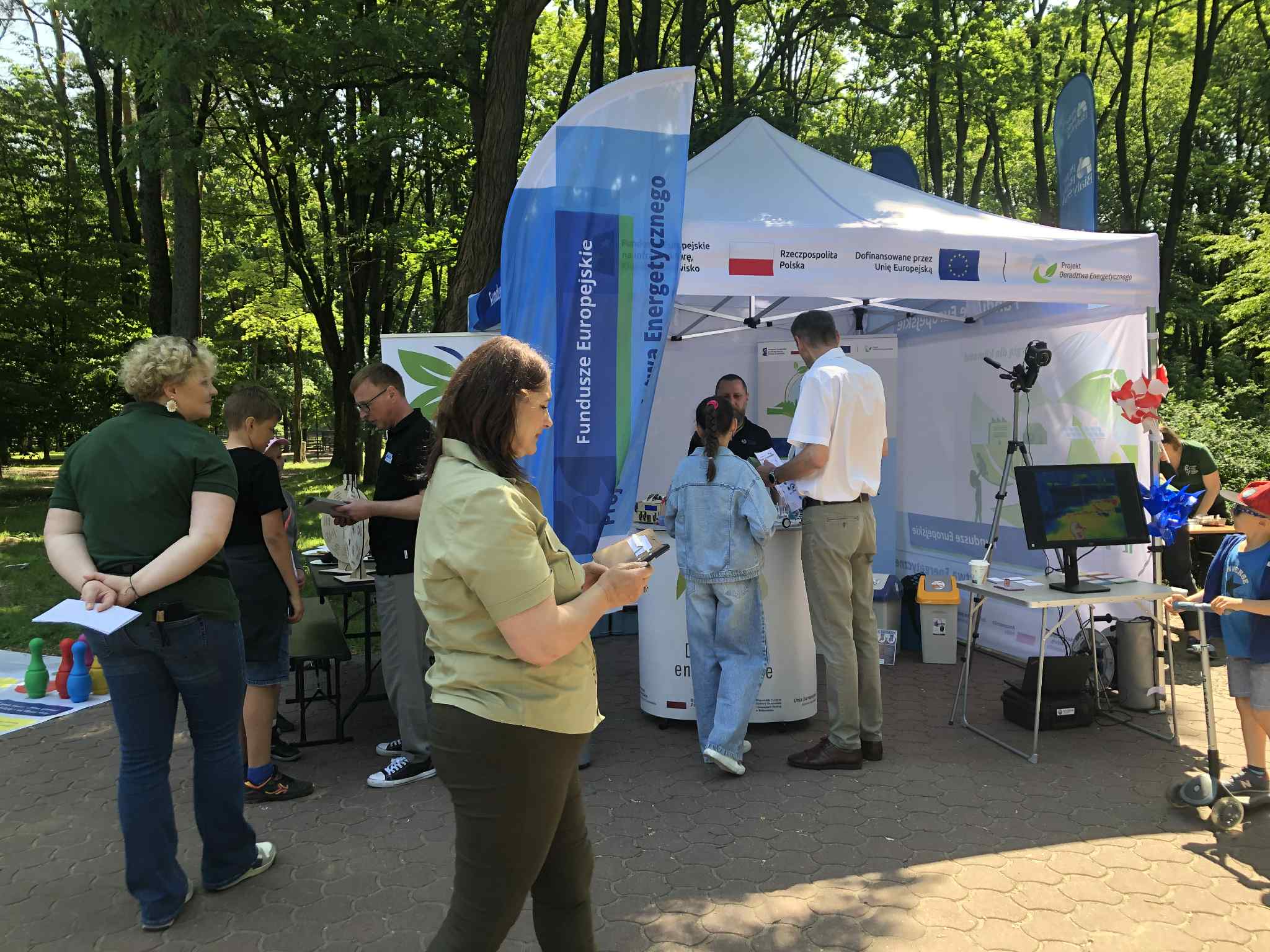 Piknik Dni ochrony środowiska w Białymstoku - stoisko wystawiennicze obsługiwane przez Doradców z Białegostoku