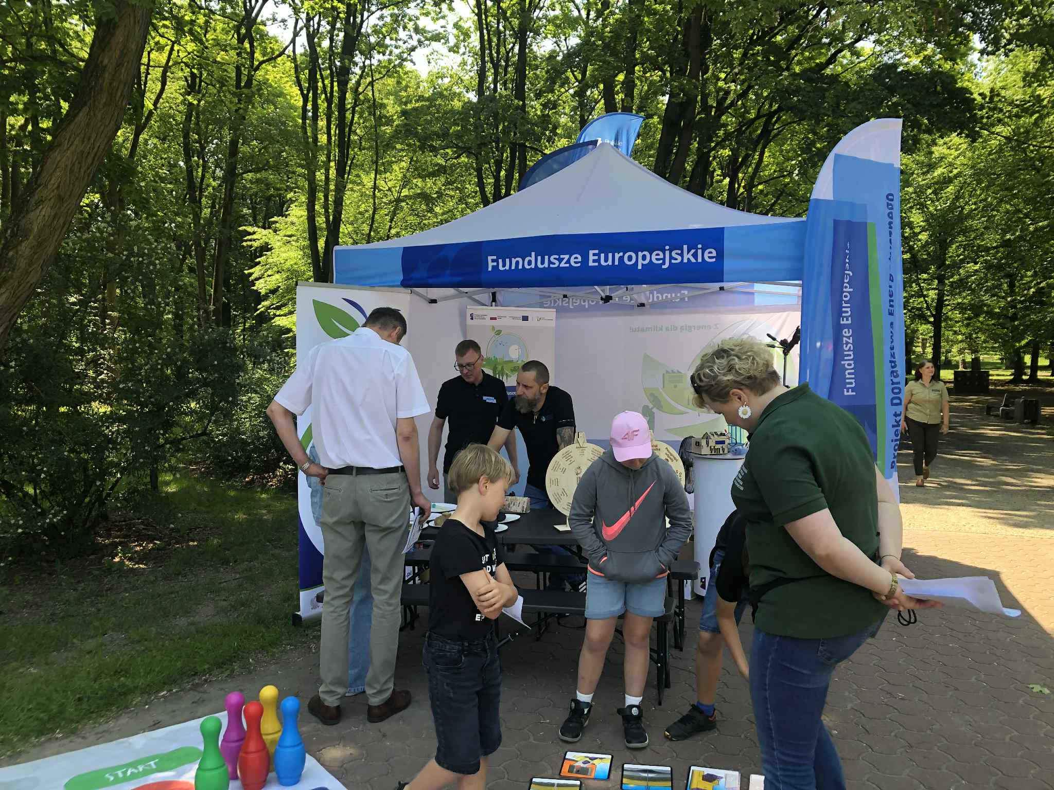 Piknik Dni ochrony środowiska w Białymstoku - stoisko wystawiennicze obsługiwane przez Doradców z Białegostoku
