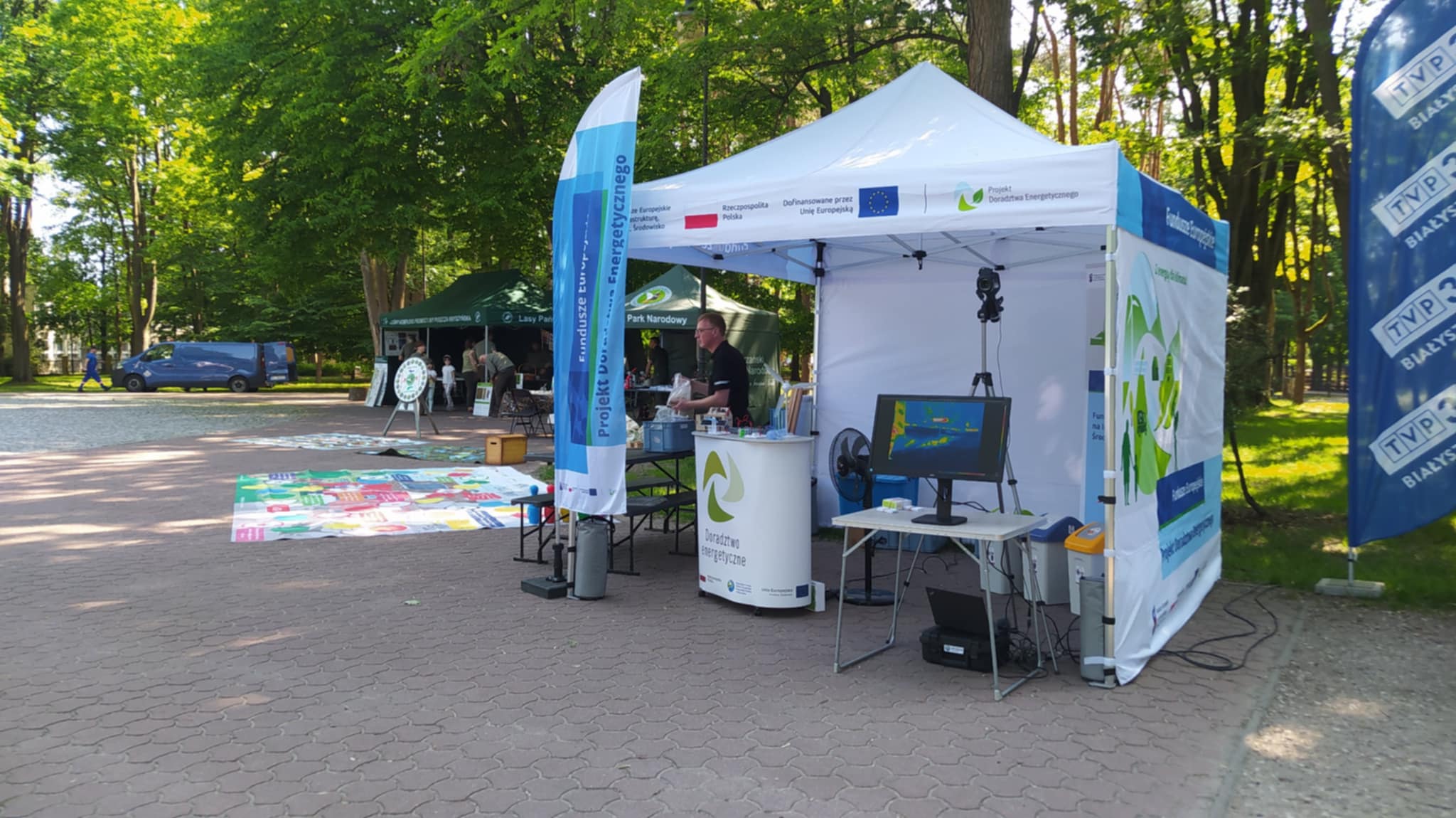 Piknik Dni ochrony środowiska w Białymstoku - stoisko wystawiennicze obsługiwane przez Doradców z Białegostoku