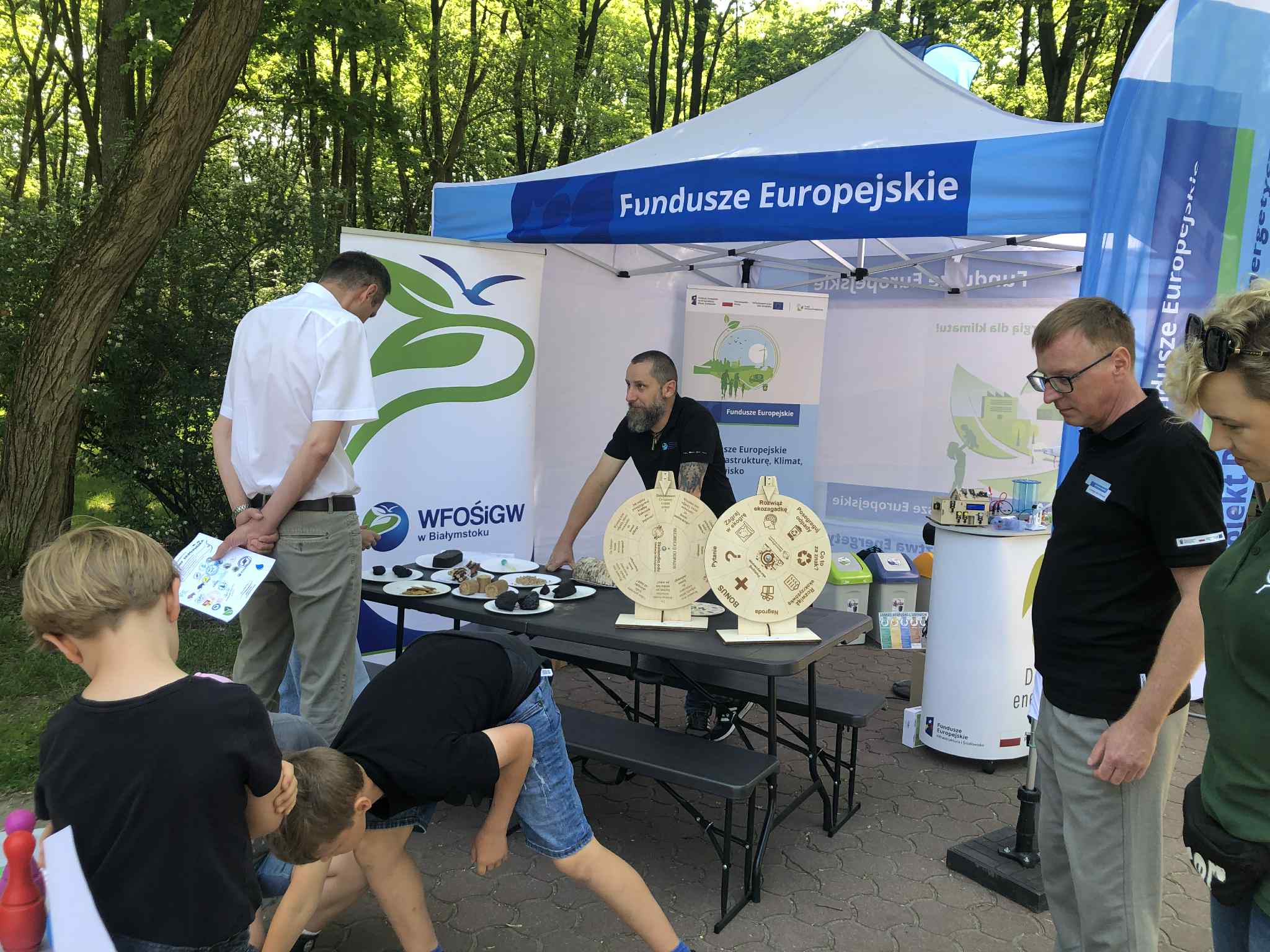 Piknik Dni ochrony środowiska w Białymstoku - stoisko wystawiennicze obsługiwane przez Doradców z Białegostoku