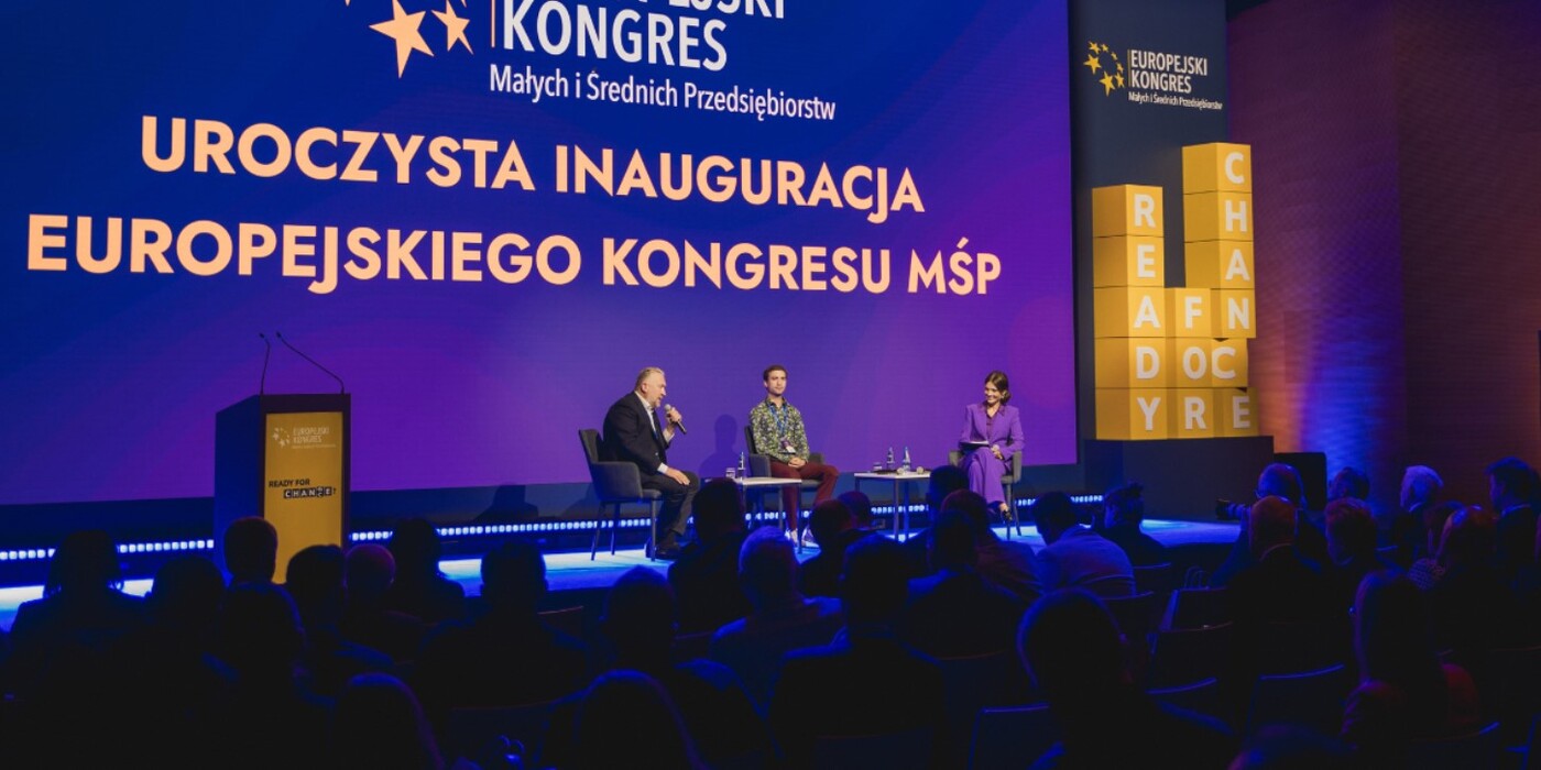 Zdjęcie przedstawia uroczystą inaugurację Europejskiego Kongresu Małych i Średnich Przedsiębiorstw