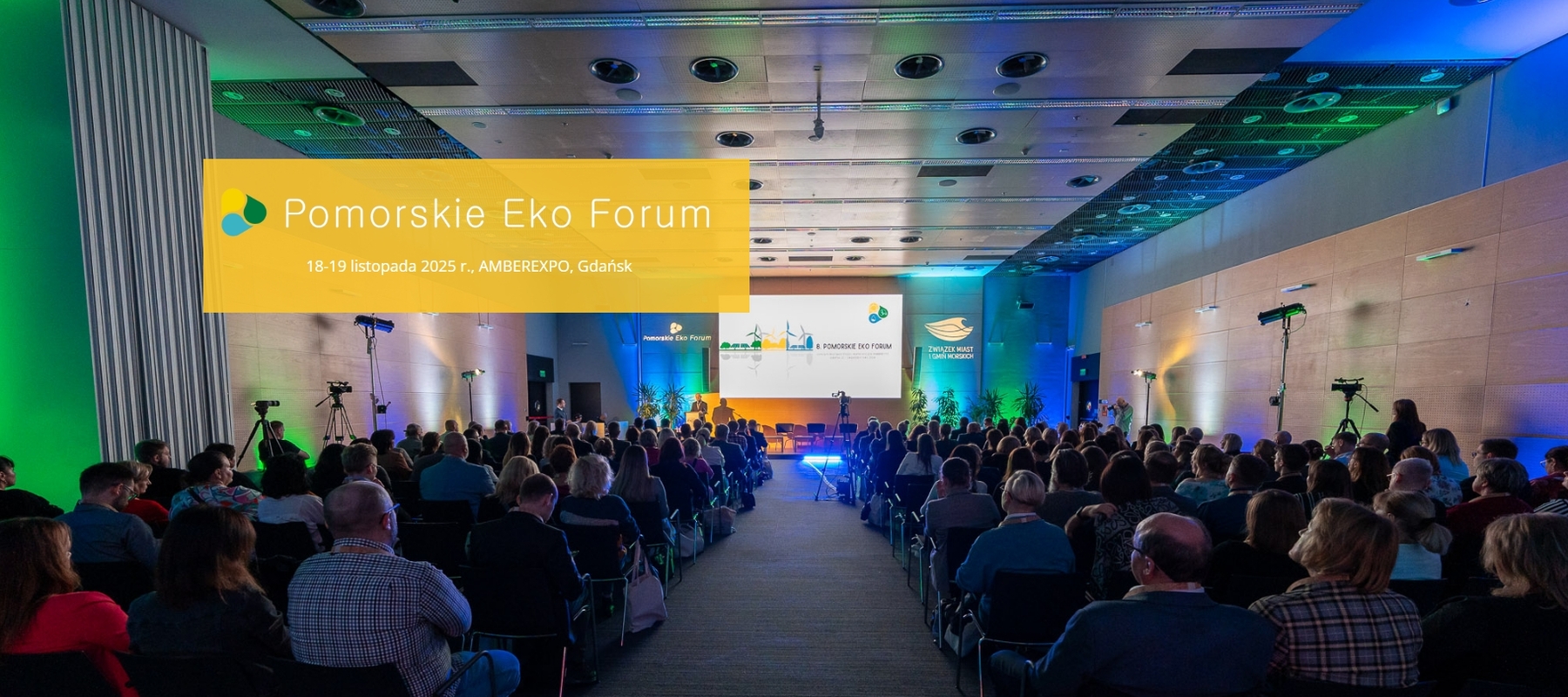 Grafika przedstawia salę konferencyjną pełną ludzi. Jednocześnie jest to zaproszenie do uczestnictwa w Pomorskim Eko Forum w dniach 18 - 19 listopada 2025 r. w AmberExpo w Gdańsku