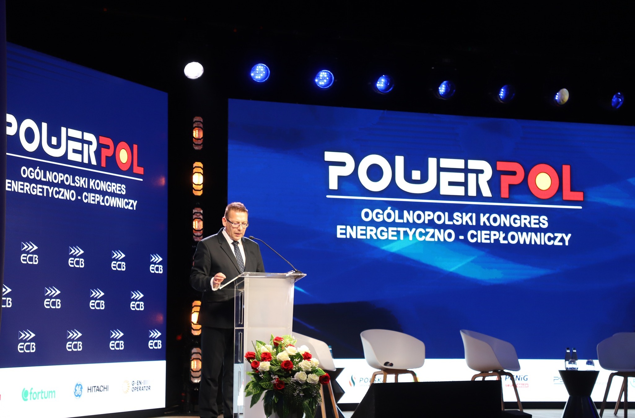 Zdjęcie przedstawia Prezesa Europejskiego Centrum Biznesu Pana Krzysztofa Karasia podczas otwarcia Ogólnopolskiego Kongresu Energetyczno-Ciepłowniczego PowerPol