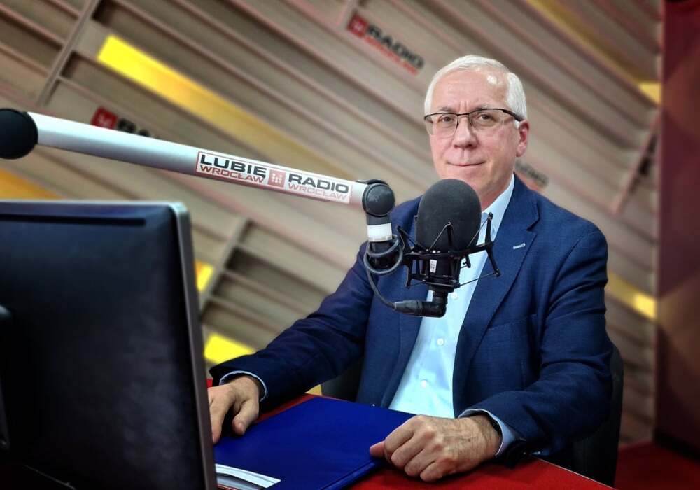 Zdjęcie przedstawia studio w Radiu Wrocław. Na zdjęciu widoczny jest Doradca Energetyczny z Wojewódzkiego Funduszu Ochrony Środowiska i Gospodarki Wodnej we Wrocławiu Pana Romana Papióra, który wystąpi w audycji w programie Reakcja24 w godzinach 12:00 - 13:00