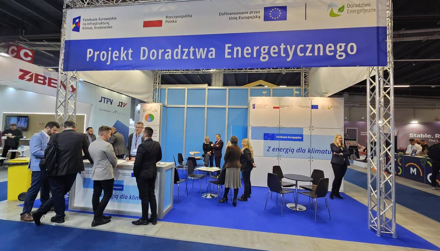 Zdjęcie przedstawia Doradców Energetycznych z Projektu Doradztwa Energetycznego na stoisku informacyjno-promocyjnym Wojewódzkiego Funduszu Ochrony Środowiska i Gospodarki Wodnej w Kielcach w czasie Międzynarodowych Targów ENEX