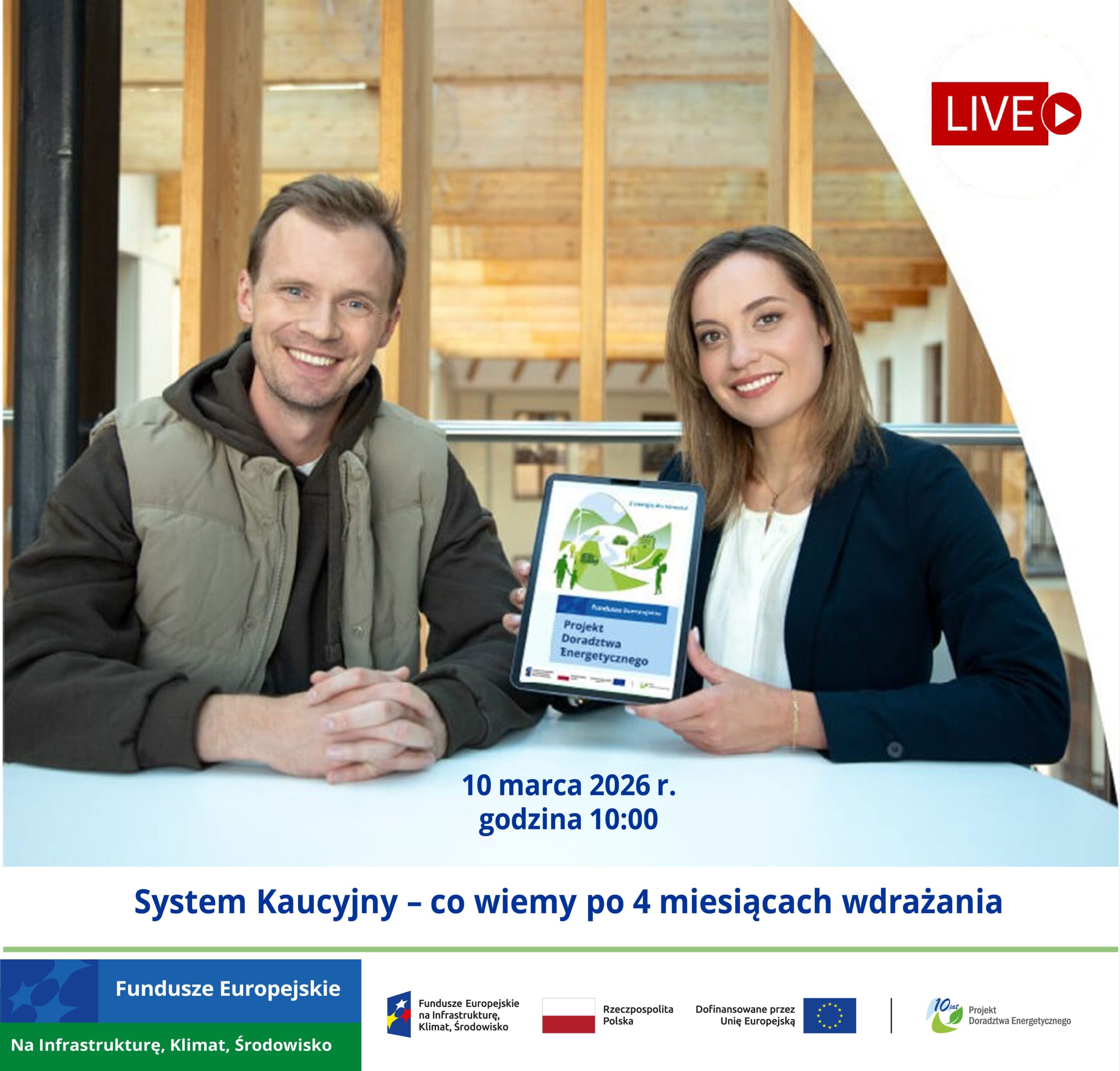 Grafika przedstawia kobietę i mężczyznę. Jest to plansza informacyjna o webinarze, który odbędzie się 10 marca o godzinie 10:00. Tematem będzie system kaucyjny - co wiemy po 4 miesiącach wdrażania