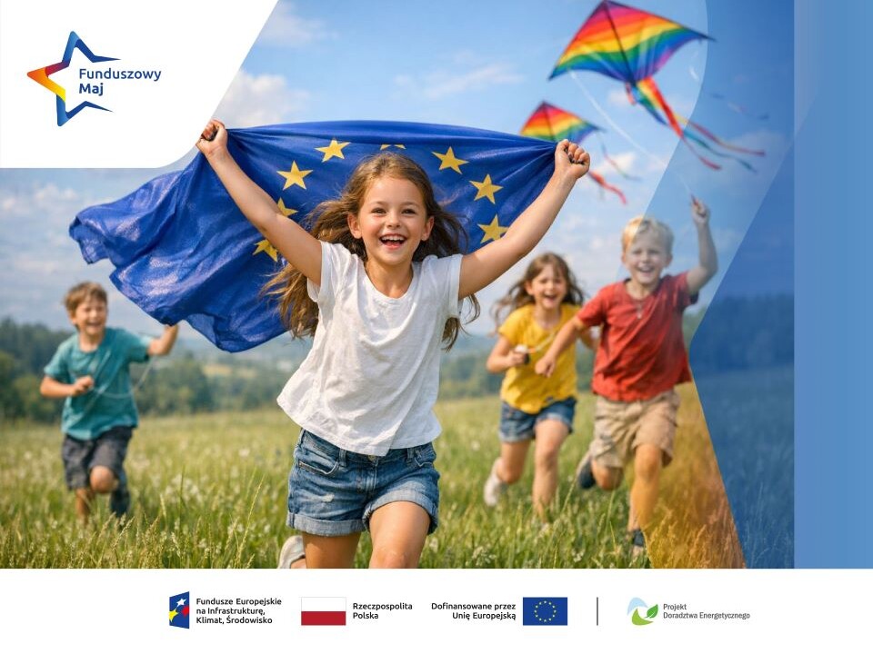 czworo dzieci biegnie po łące z flagą unii europejskiej i tęczowymi latawcami