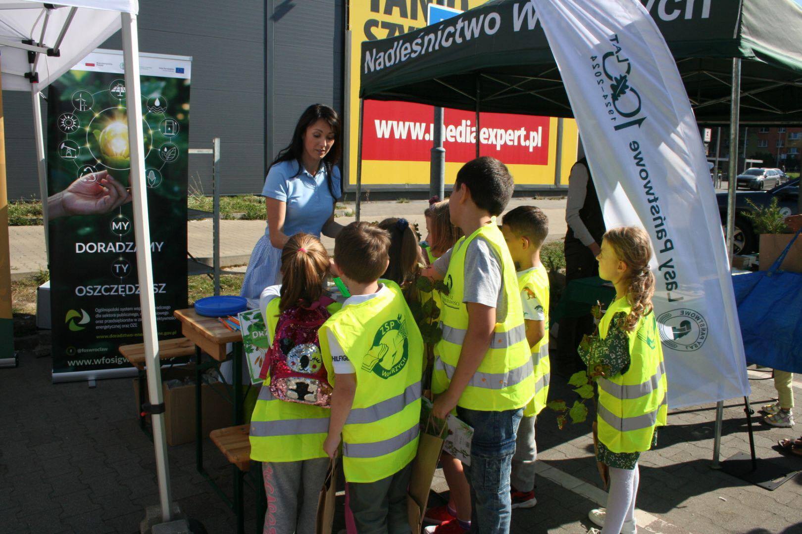 Na zdjęciu Pani Marlena Kędzior - Doradca Energetyczny z Wojewódzkiego Funduszu Ochrony Środowiska i Gospodarki Wodnej we Wrocławiu w otoczeniu uczniów ZSP Wałbrzych w czasie festynu