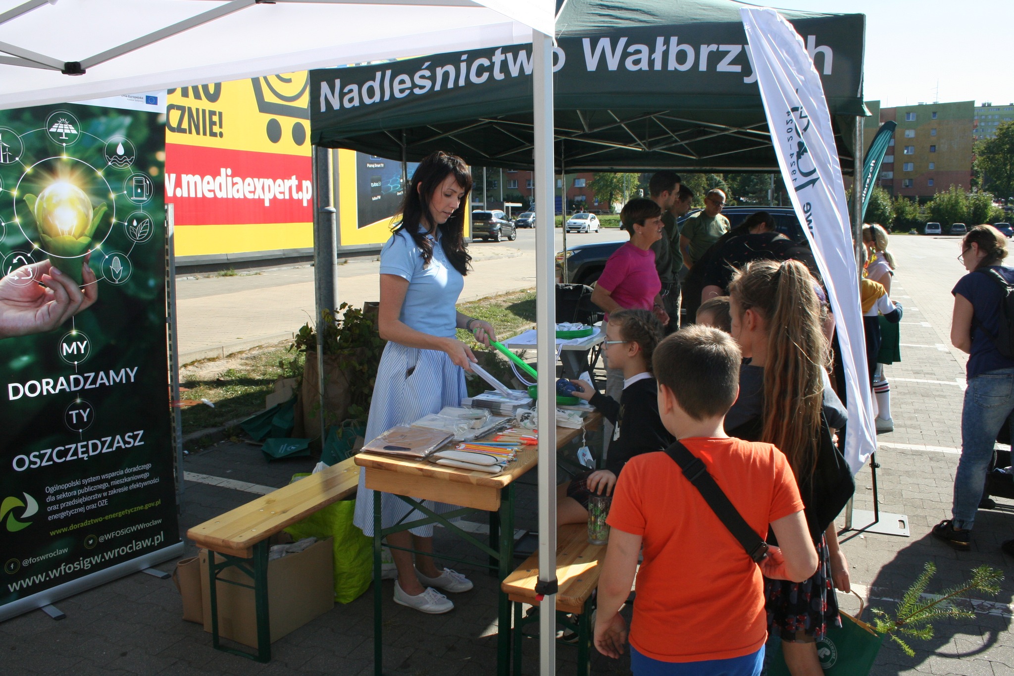 Na zdjęciu Pani Marlena Kędzior - Doradca Energetyczny z Wojewódzkiego Funduszu Ochrony Środowiska i Gospodarki Wodnej we Wrocławiu w otoczeniu dzieci w czasie festynu