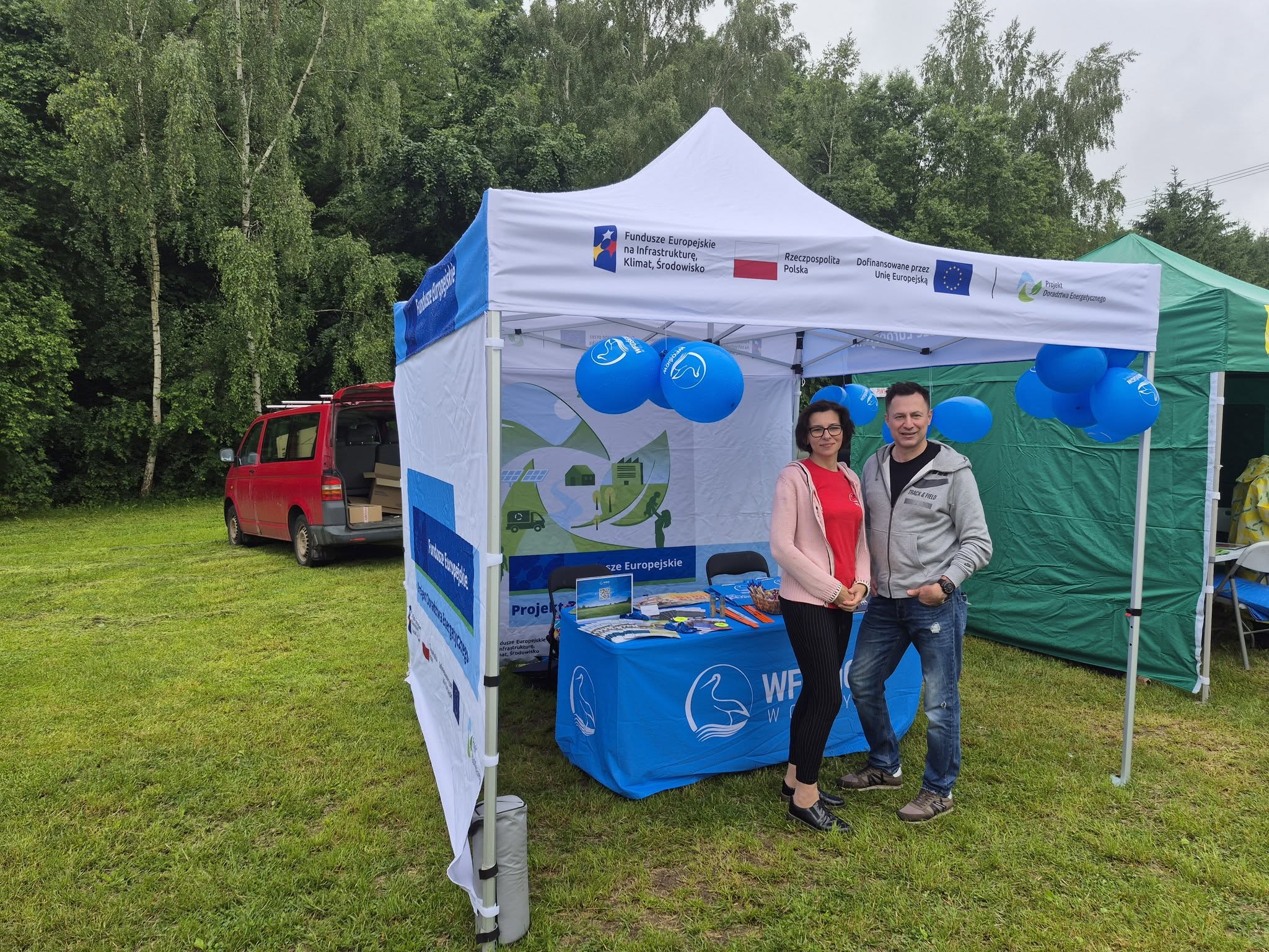 Zdjęcie przedstawia Doradców Energetycznych Wojewódzkiego Funduszu Ochrony Środowiska i Gospodarki Wodnej w Olsztynie na stoisku informacyjno-promocyjnym