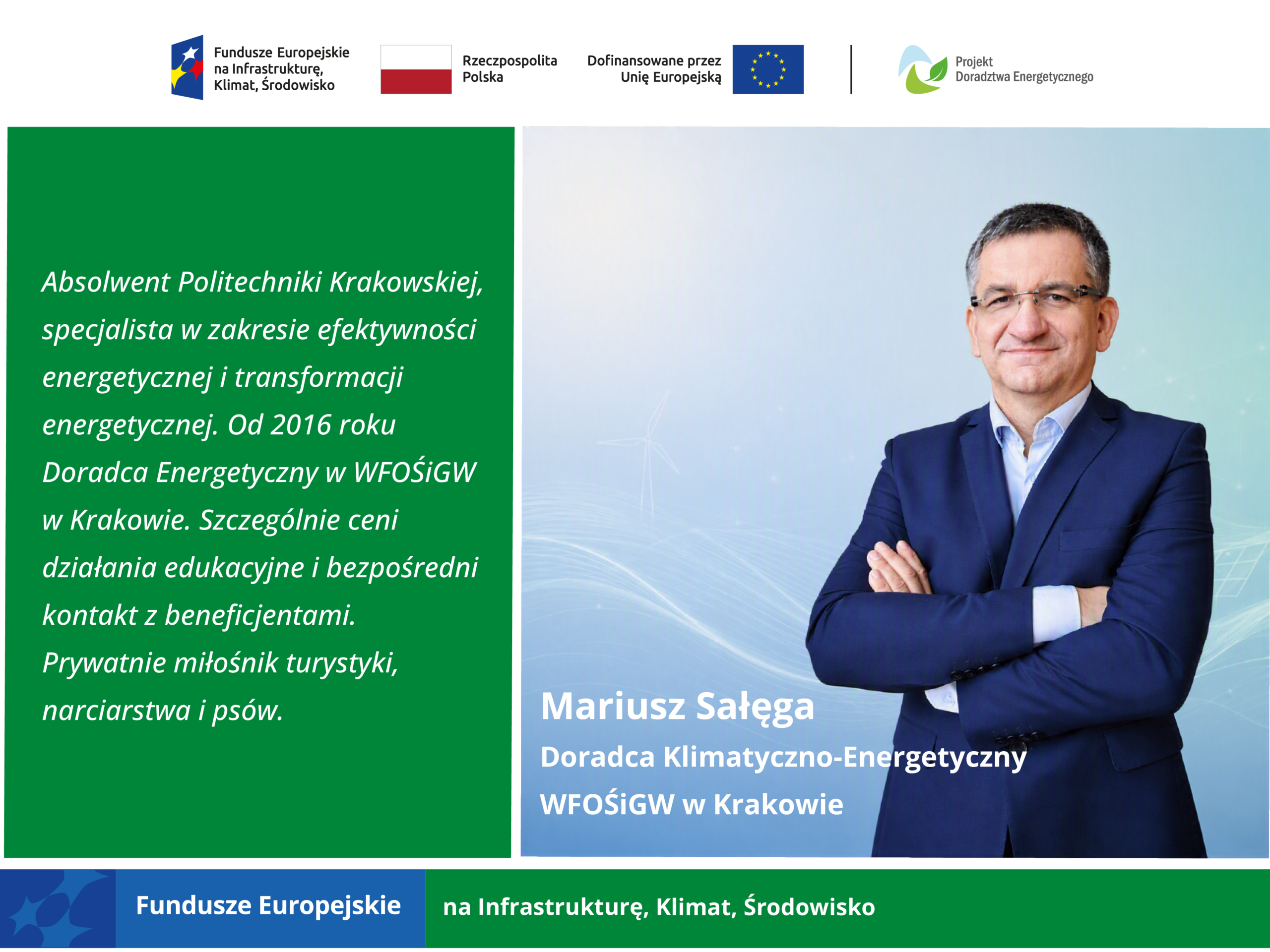 Mężczyzna, stoi ze skrzyżowanymi rękami na piersi.