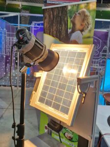 na zdjęciu jest lampa, która kieruje strumień światła na panel PV