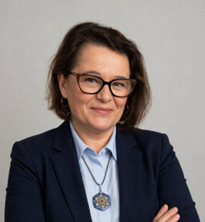 zdjęcie kobiety do ramion, kobieta ma krótkie włosy i okulaty